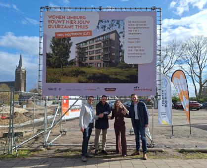 Hoendersveld bouwbordonthulling 31-3-26 foto 2.jpg