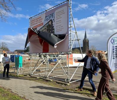 Hoendersveld bouwbordonthulling 31-3-26 foto 1.jpg